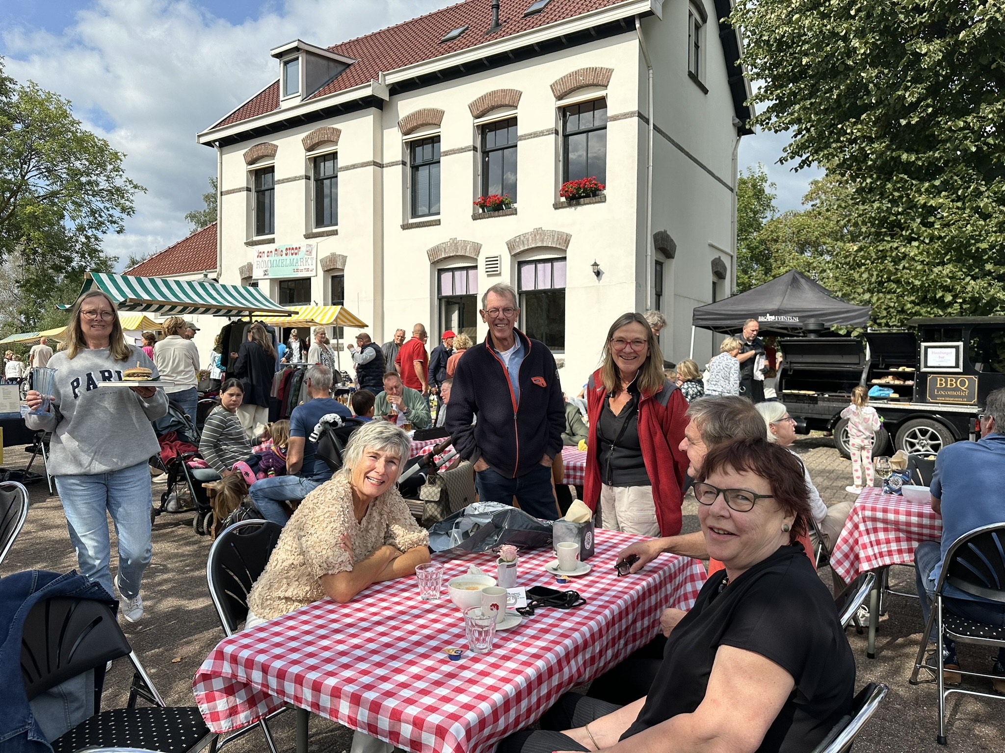 Station Vinkeveen lunch op het perron in de natuur
